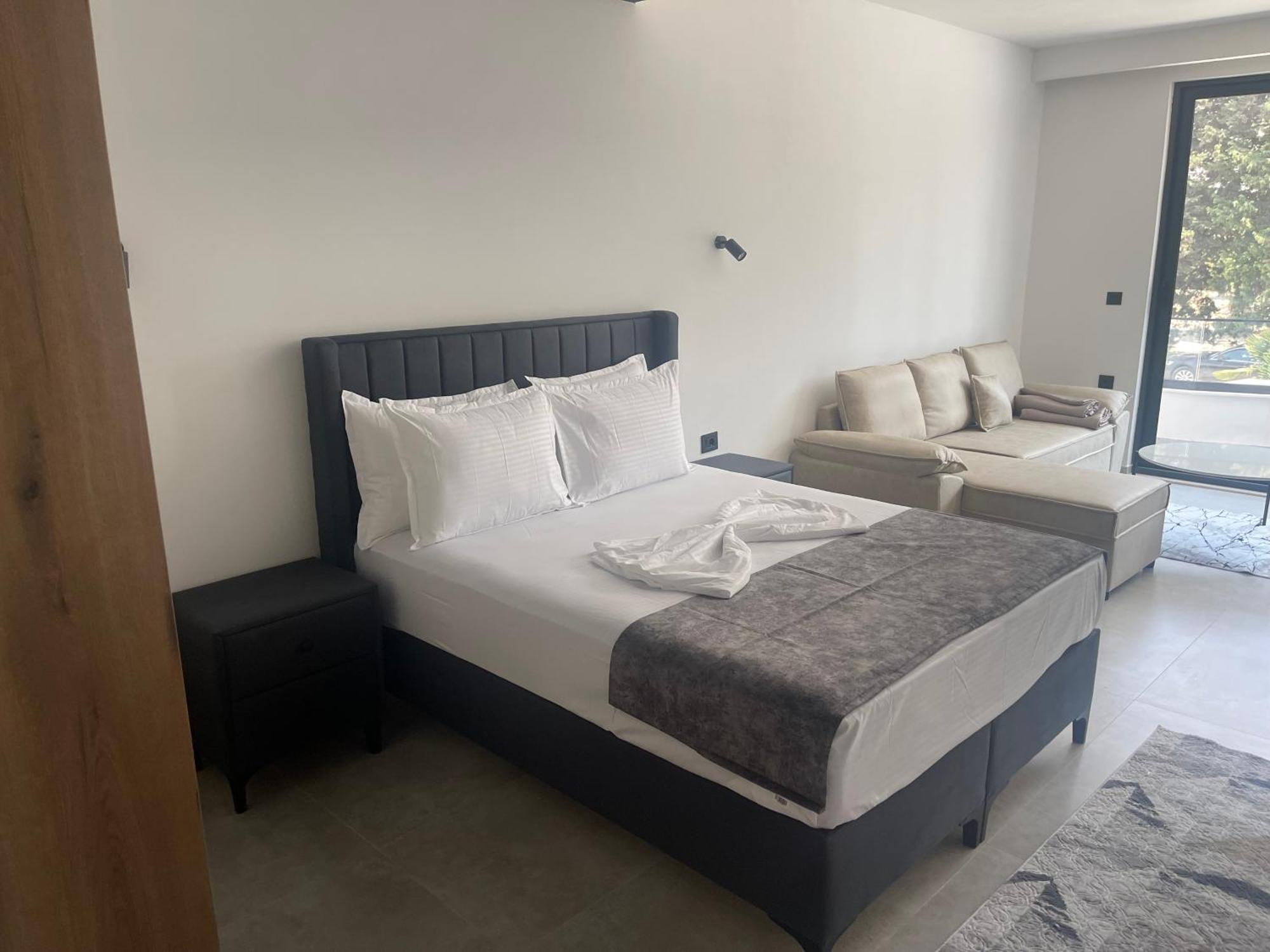 Queen Apartment *
